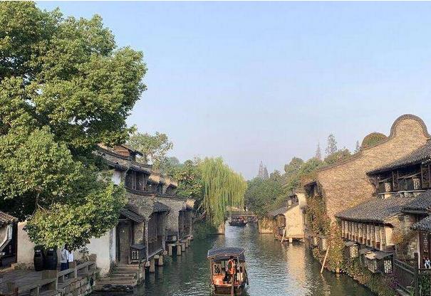 2017年，中國數(shù)字經(jīng)濟(jì)總量達(dá)27.2萬億元，數(shù)字經(jīng)濟(jì)對GDP增長貢獻(xiàn)率達(dá)55%