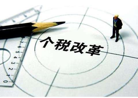 11月份，全國一般公共預(yù)算收入10775億元，同比下降5.4%，支出16431億元，同比下降0.8%??