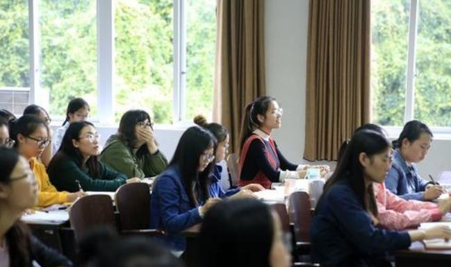 2018年全國(guó)共有普通高等學(xué)校2663所，各種形式的高等教育在學(xué)總規(guī)模為3833萬人
